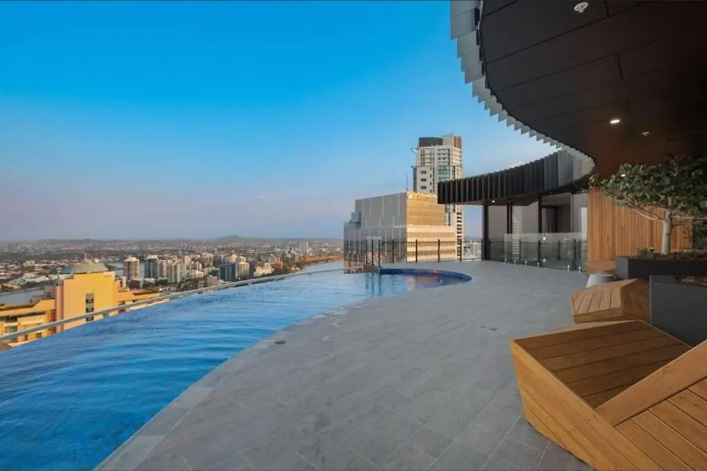 Lvl 23 Spire Infinity Pool Netflix Wifi Carpark By Stylish Stays Brisbane