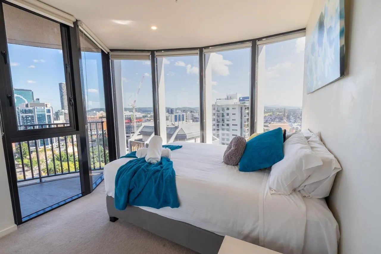 Lvl 23 Spire Infinity Pool Netflix Wifi Carpark By Stylish Stays Brisbane Australia