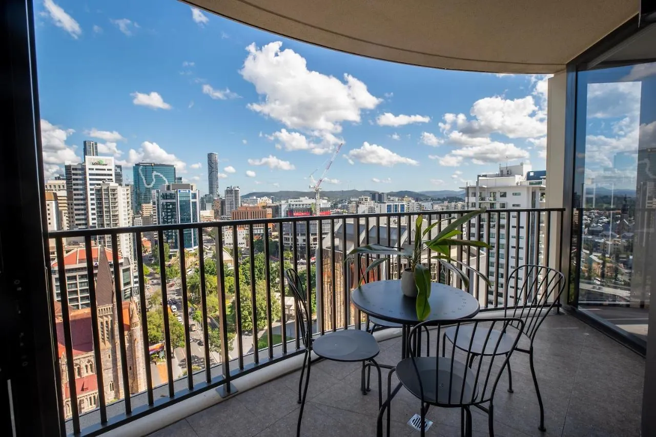 Lvl 23 Spire Infinity Pool Netflix Wifi Carpark By Stylish Stays Brisbane